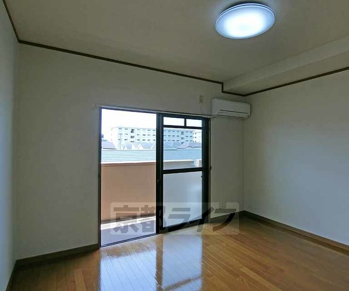 京都府向日市上植野町北ノ田の賃貸マンションの居間