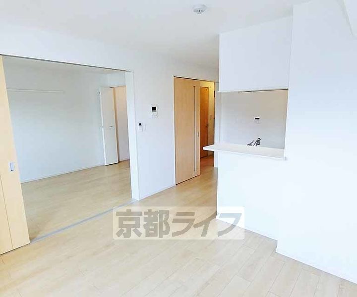 京都府京都市伏見区羽束師鴨川町の賃貸アパートの居間