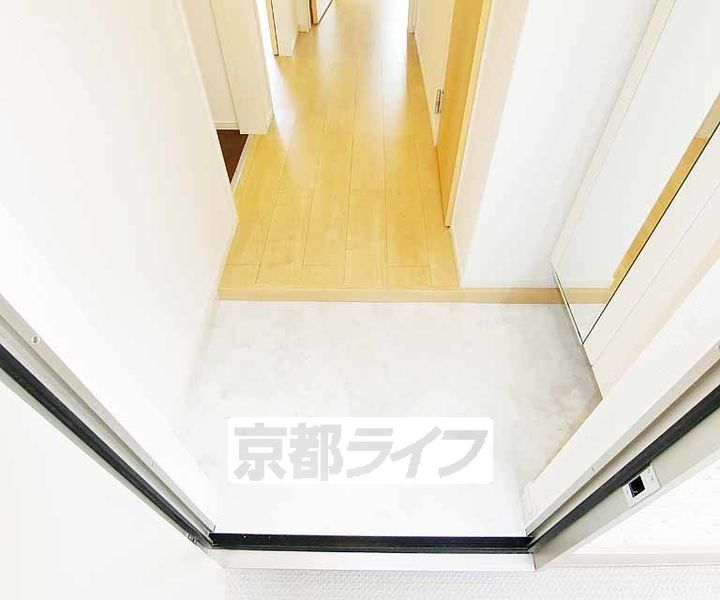 京都府京都市伏見区羽束師鴨川町の賃貸アパートの玄関