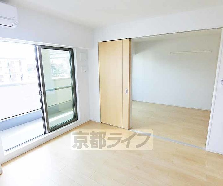 京都府京都市伏見区羽束師鴨川町の賃貸アパートの居間