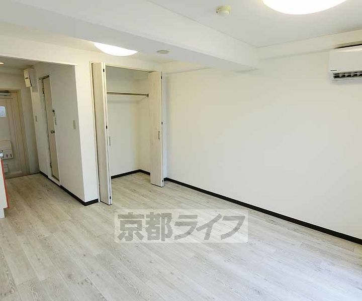 京都府長岡京市長岡1丁目の賃貸マンションの居間