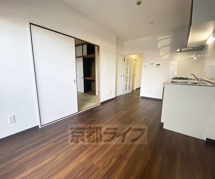 京都府長岡京市神足3丁目の賃貸マンションの居間