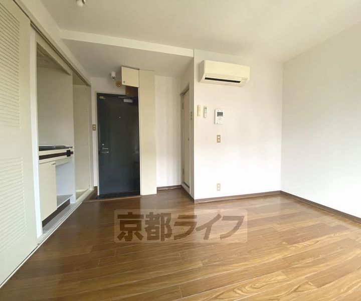 京都府京都市北区紫竹上緑町の賃貸マンションの居間