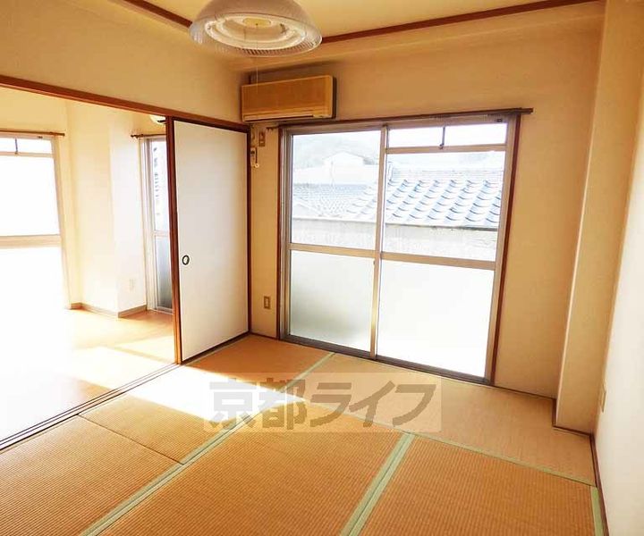 京都府京都市右京区嵯峨釈迦堂門前瀬戸川町の賃貸マンションの寝室