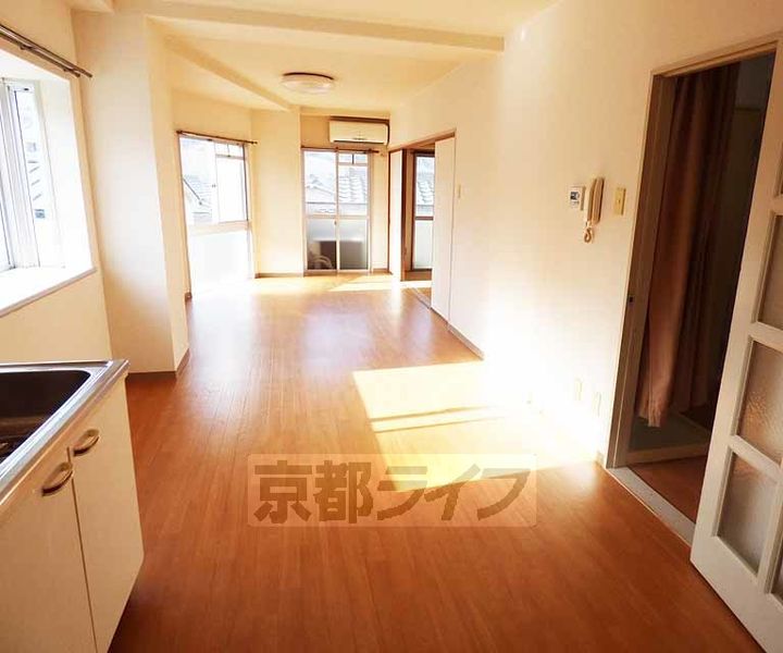 京都府京都市右京区嵯峨釈迦堂門前瀬戸川町の賃貸マンションの居間