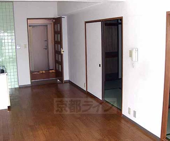 京都府京都市右京区梅津上田町の賃貸マンションの居間