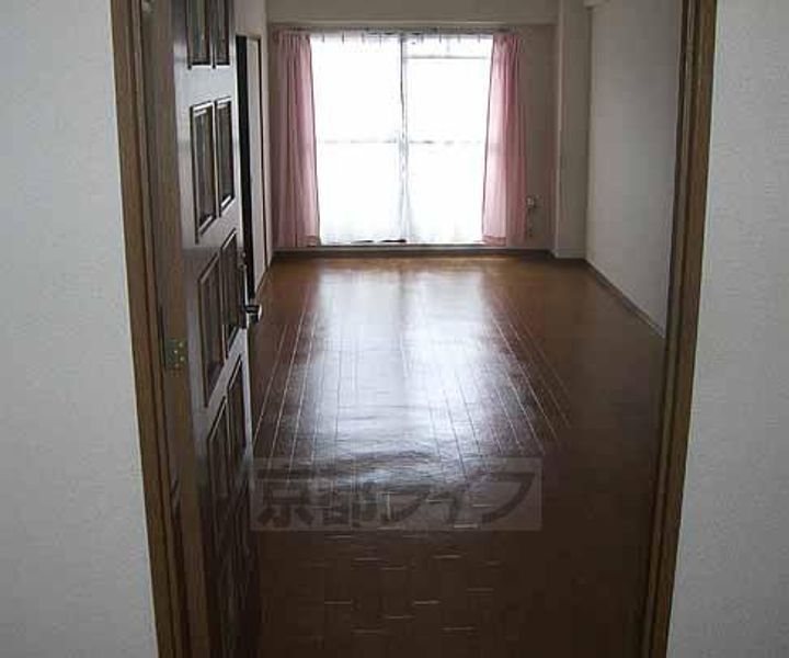 京都府京都市右京区梅津上田町の賃貸マンションの居間