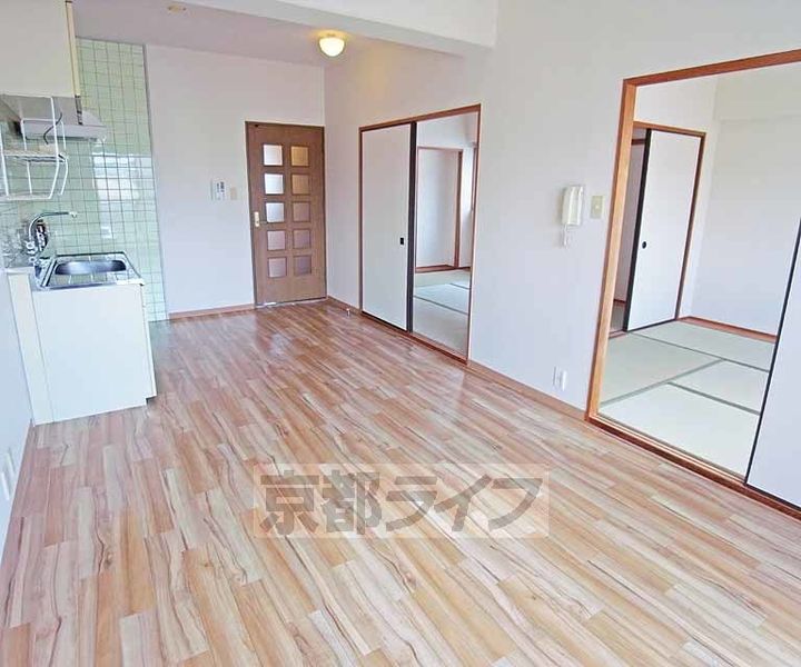 京都府京都市右京区梅津上田町の賃貸マンションの居間