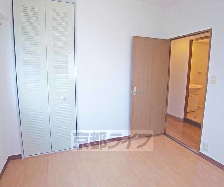 京都府京都市右京区梅津上田町の賃貸マンションの居間