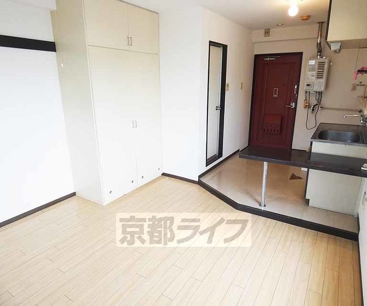 京都府京都市右京区太秦帷子ケ辻町の賃貸マンションの居間
