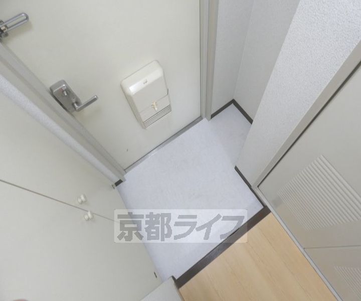 京都府京都市北区上賀茂朝露ケ原町の賃貸マンションの玄関