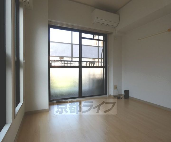 京都府京都市北区上賀茂朝露ケ原町の賃貸マンションの居間