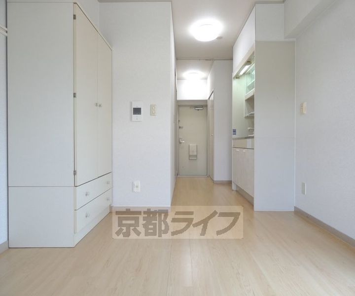京都府京都市北区上賀茂朝露ケ原町の賃貸マンションの居間