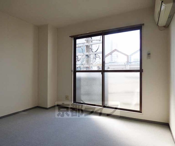 京都府京都市北区小山初音町の賃貸マンションの居間