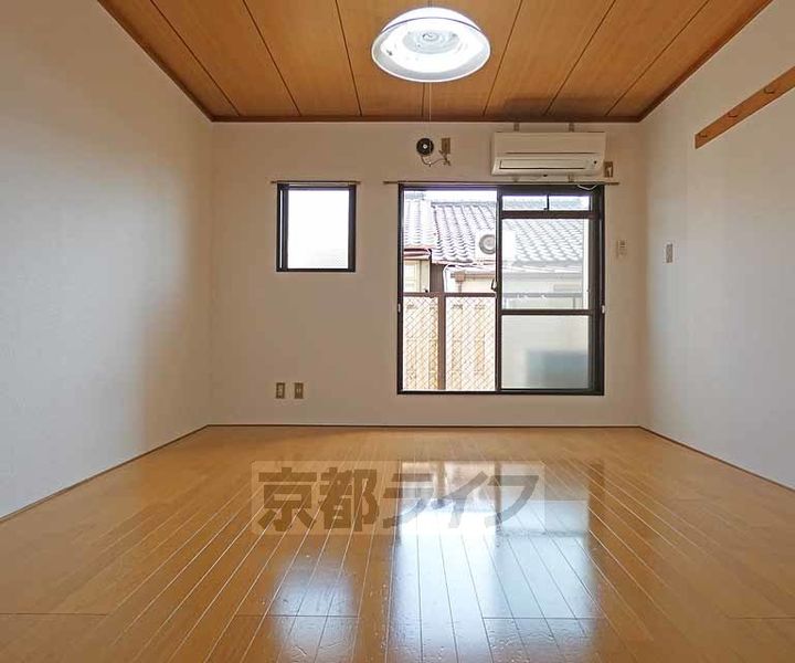 京都府京都市北区大将軍川端町の賃貸マンションの居間