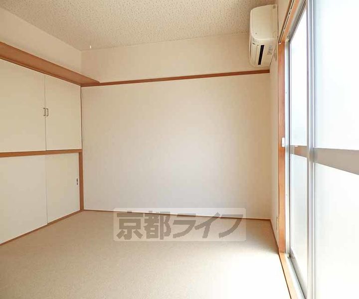 京都府京都市北区等持院中町の賃貸アパートの居間