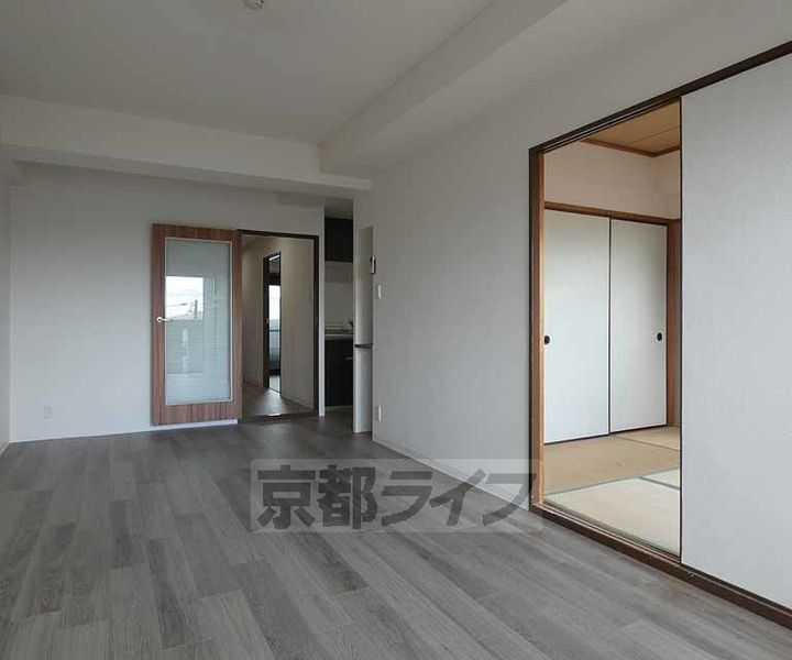 京都府京都市上京区中務町の賃貸マンションの居間