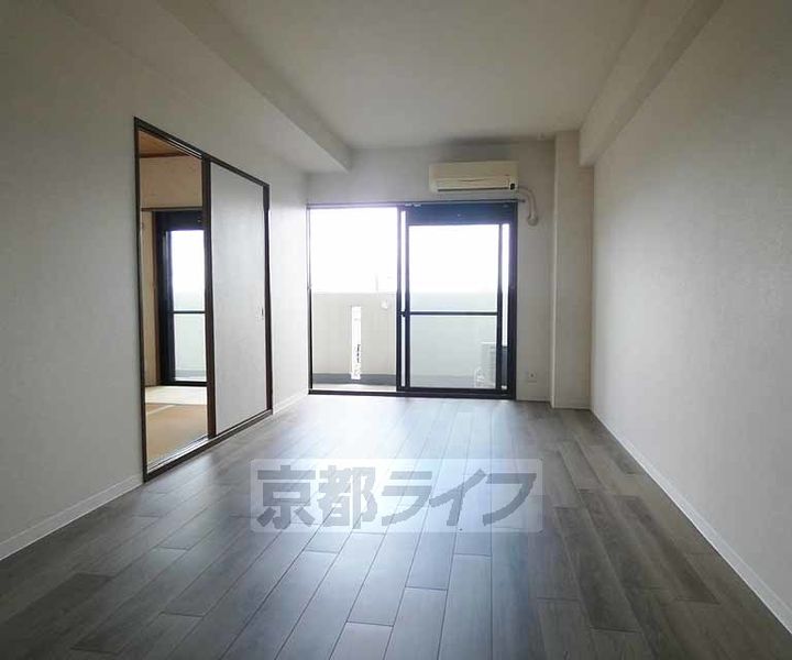 京都府京都市上京区中務町の賃貸マンションの居間