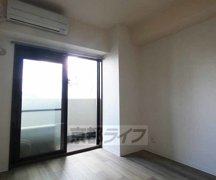 京都府京都市上京区中務町の賃貸マンションの居間