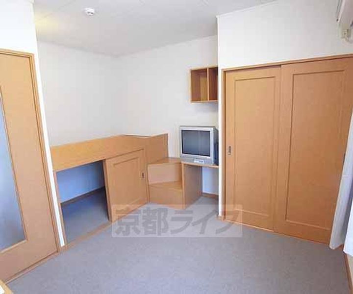 京都府京都市伏見区羽束師志水町の賃貸アパートの居間
