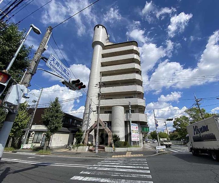 京都府京都市右京区西院西貝川町の賃貸マンションの外観
