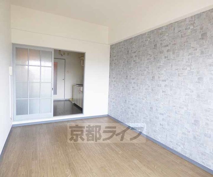 京都府京都市右京区西院西貝川町の賃貸マンションの居間