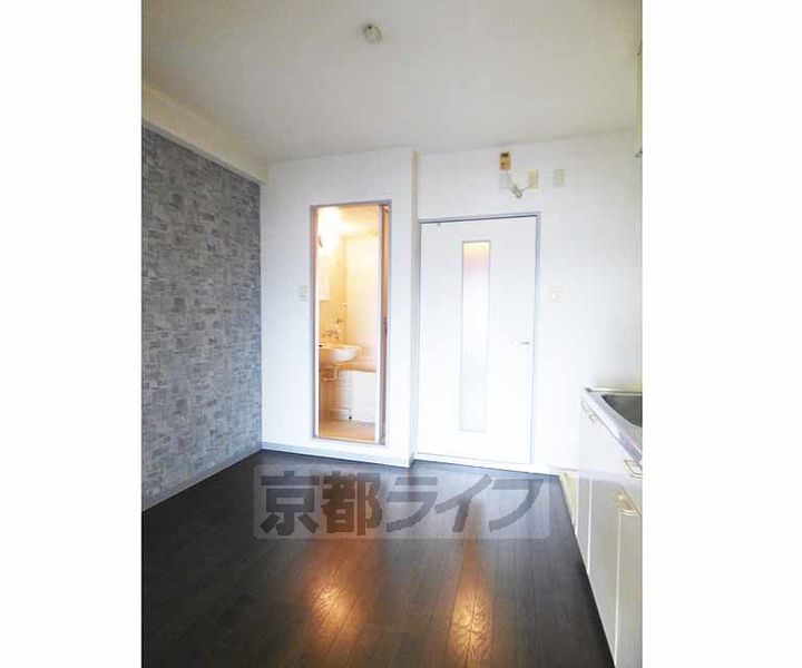 京都府京都市右京区西院西貝川町の賃貸マンションの居間