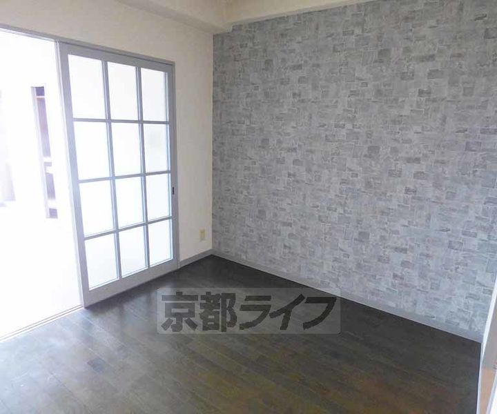 京都府京都市右京区西院西貝川町の賃貸マンションの居間