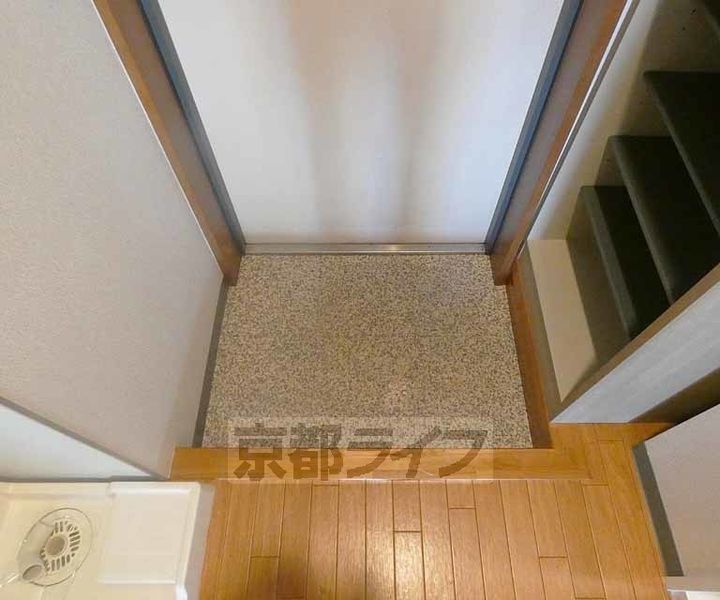 シャントール二条302の玄関