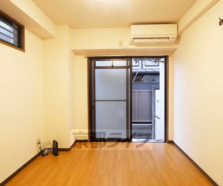 京都府京都市下京区富小路通五条下る本塩竈町の賃貸マンションの居間