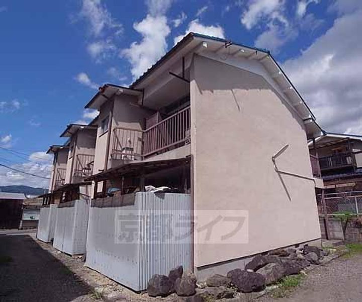 京都府長岡京市東神足2丁目の賃貸アパートの外観