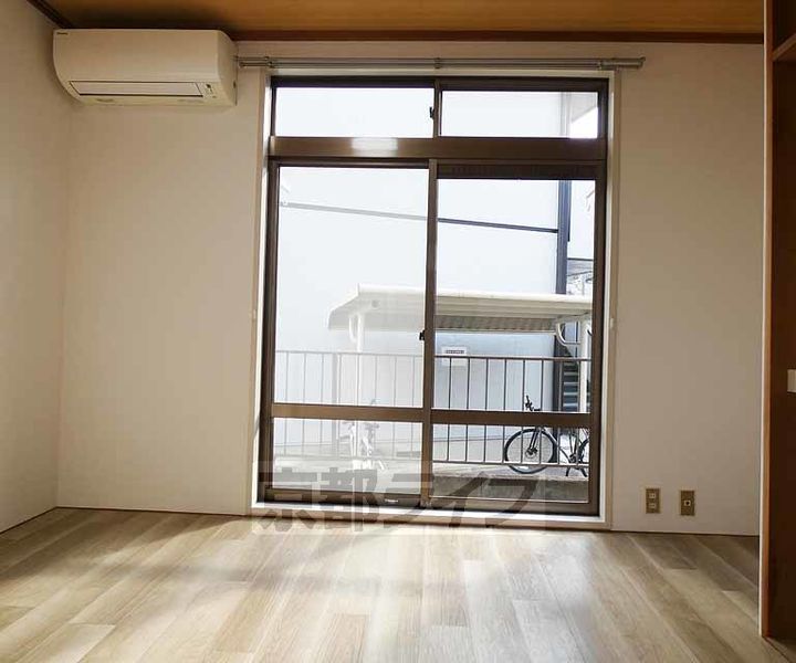 京都府京都市北区大宮南箱ノ井町の賃貸アパートの居間