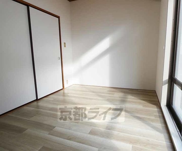 京都府京都市北区大宮南箱ノ井町の賃貸アパートの居間