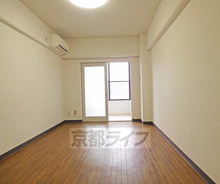 京都府京都市北区北野下白梅町の賃貸マンションの居間