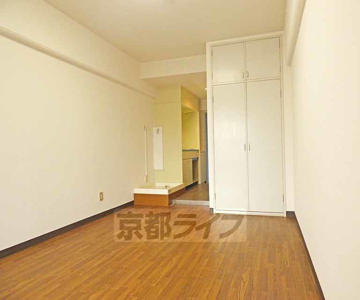 京都府京都市北区北野下白梅町の賃貸マンションの居間