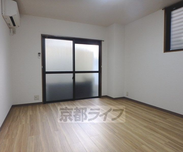 京都府京都市北区紫竹下芝本町の賃貸マンションの居間