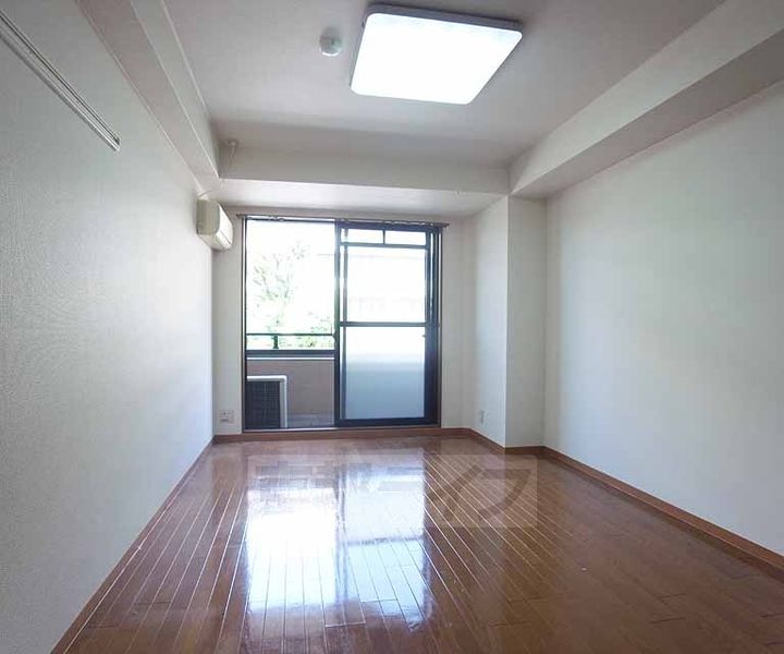 リエール東大路502の居間