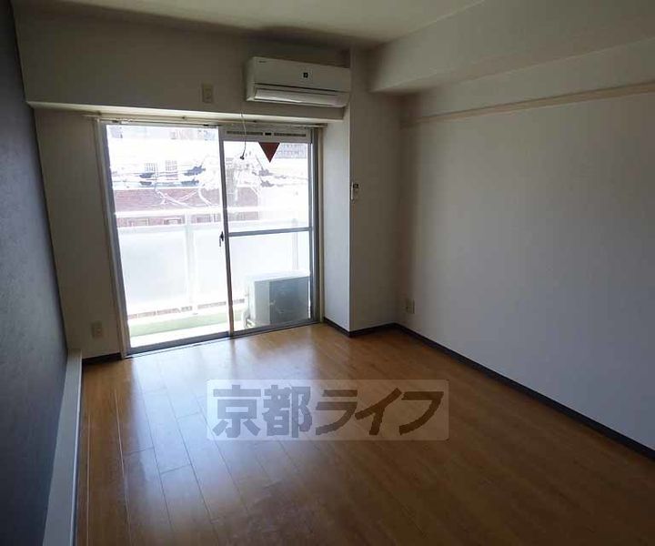 京都府京都市下京区御幸町通綾小路下る丸屋町の賃貸マンションの居間