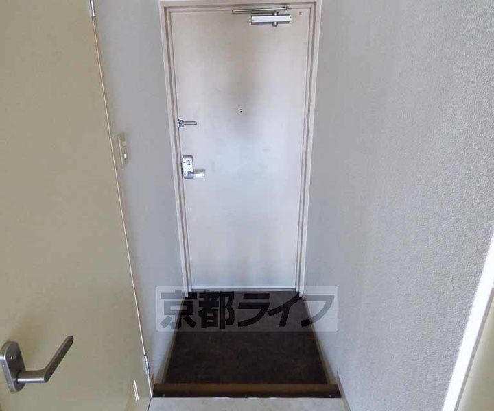 京都府京都市下京区御幸町通綾小路下る丸屋町の賃貸マンションの玄関