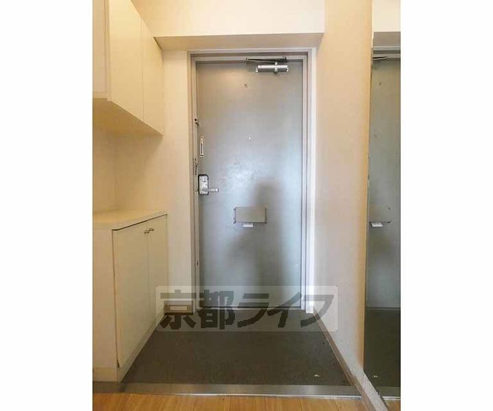 京都府京都市南区上鳥羽鴨田町の賃貸マンションの玄関