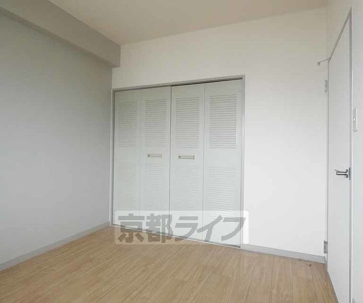 京都府京都市南区上鳥羽鴨田町の賃貸マンションの居間