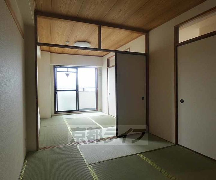 京都府京都市南区上鳥羽鴨田町の賃貸マンションの居間