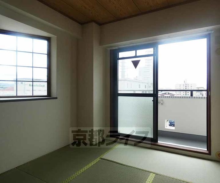 京都府京都市南区上鳥羽鴨田町の賃貸マンションの居間