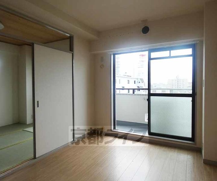 京都府京都市南区上鳥羽鴨田町の賃貸マンションの居間