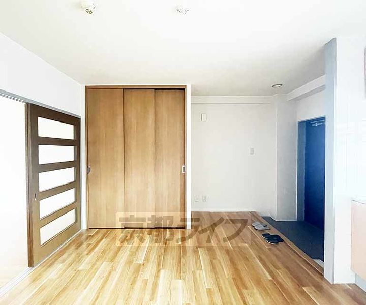京都府京都市下京区七条御所ノ内西町の賃貸マンションの居間