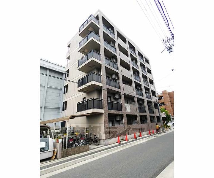 京都府京都市南区上鳥羽南島田町の賃貸マンションの外観