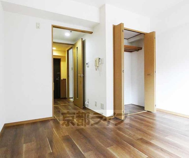 京都府京都市南区上鳥羽南島田町の賃貸マンションの居間