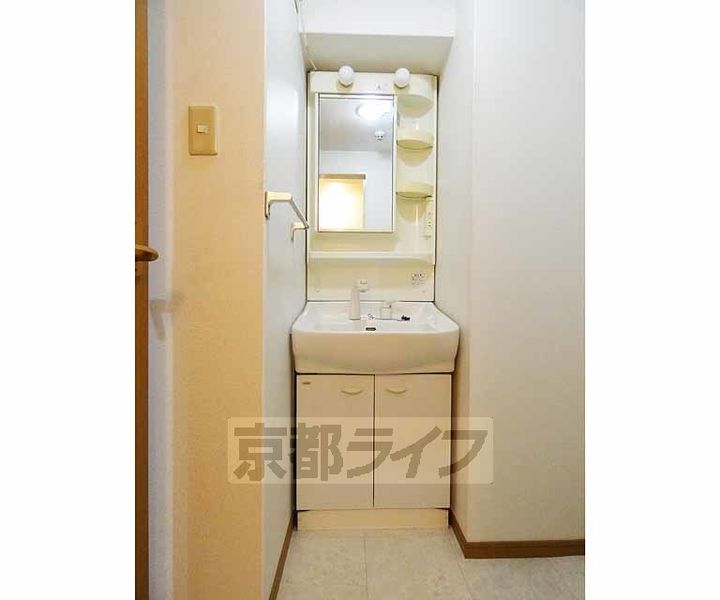 京都府京都市南区上鳥羽南島田町の賃貸マンションの内装