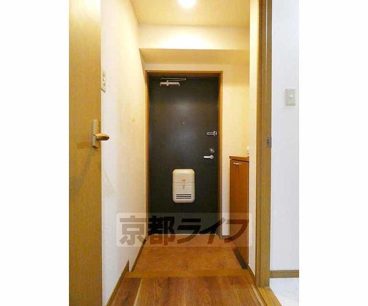 京都府京都市南区上鳥羽南島田町の賃貸マンションの玄関