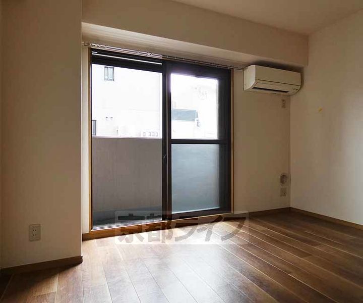 京都府京都市南区上鳥羽南島田町の賃貸マンションの居間